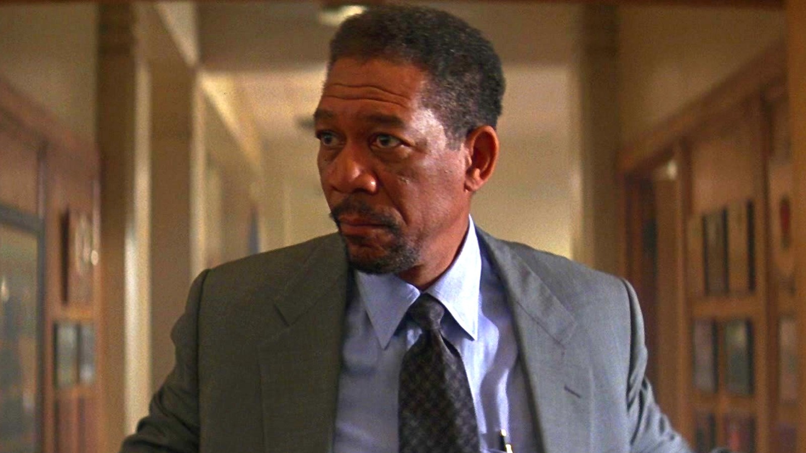 O thriller psicológico de Morgan Freeman que explodiu na Netflix