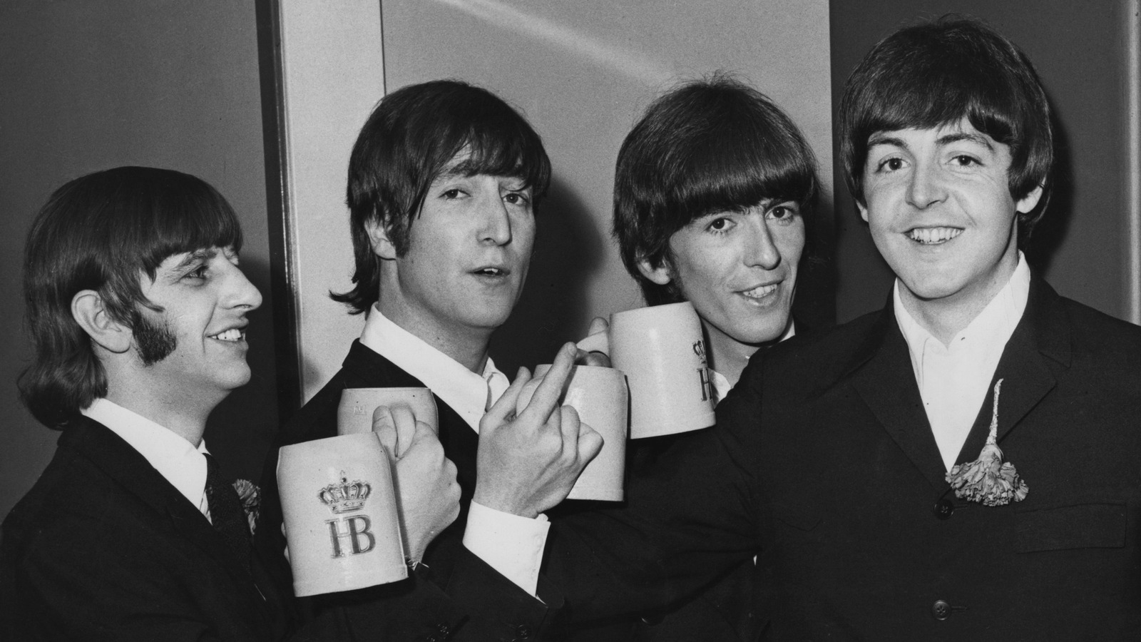 Os Beatles na verdade tinham mais de 4 membros na banda