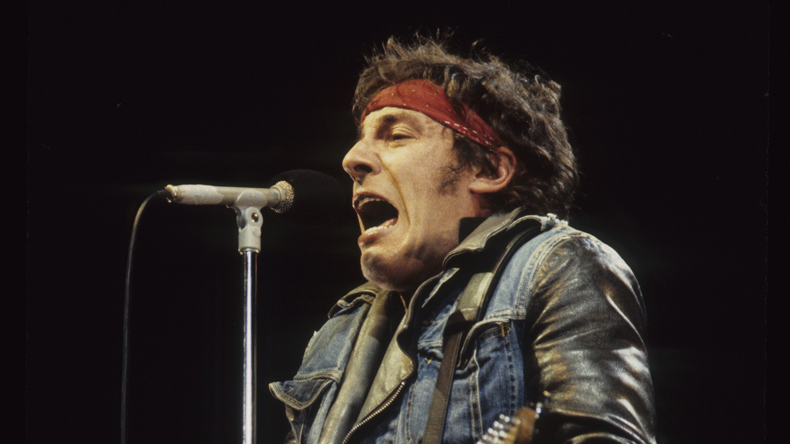 Reddit não consegue concordar sobre o que as letras de Dancing In The Dark de Bruce Springsteen realmente significam