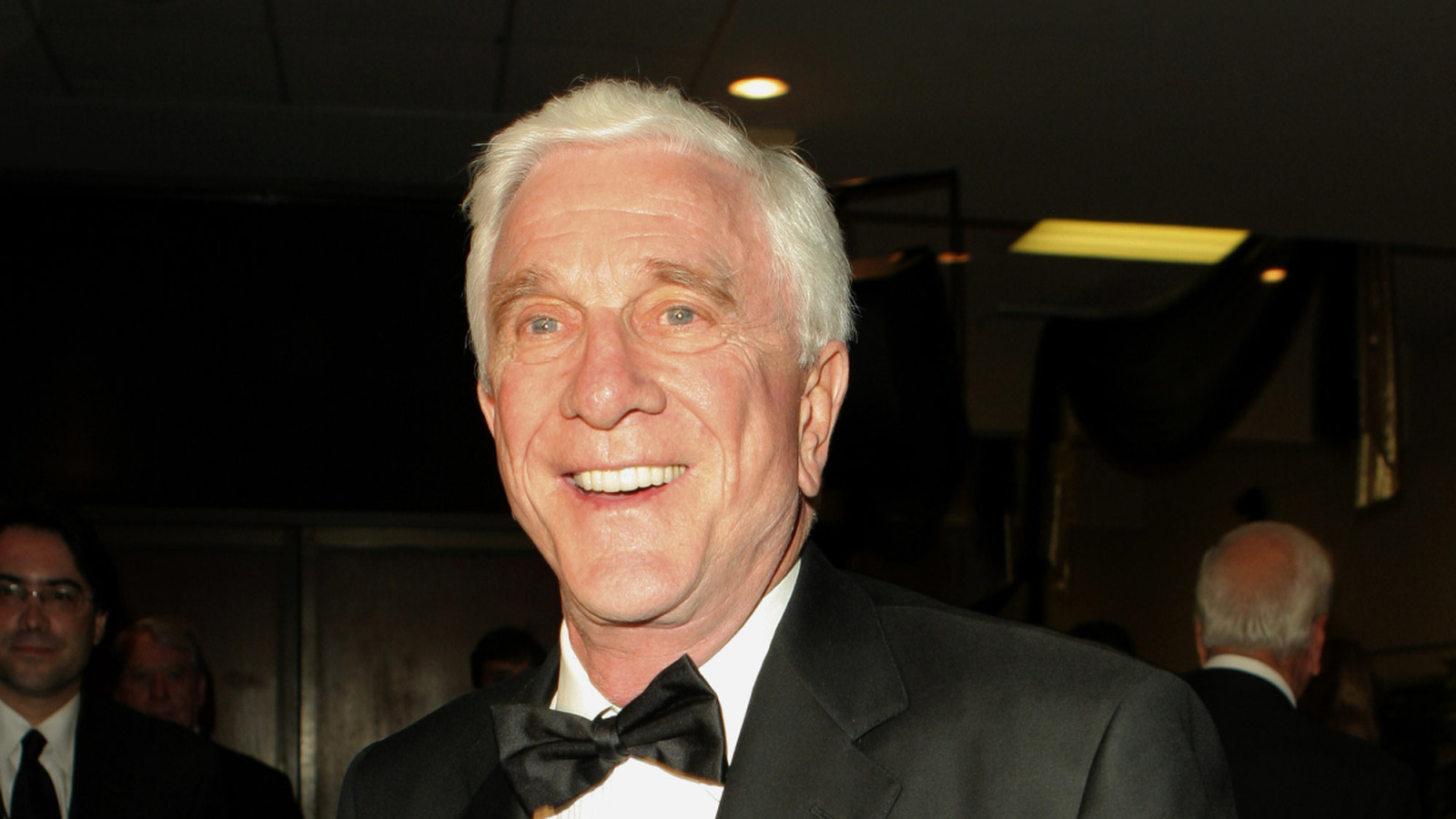 A verdade inesperada sobre o tempo de Leslie Nielsen filmando a arma nua