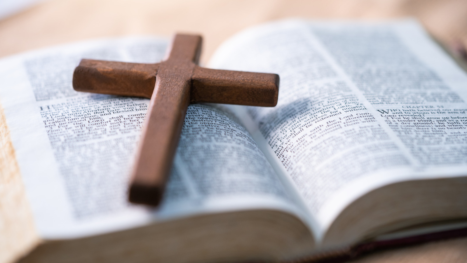 Qual é o significado por trás de uma cruz de cabeça para baixo?