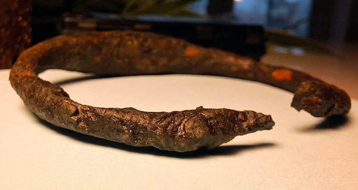 Braçadeira viking rara datada de 1.000 anos encontrada na Suécia