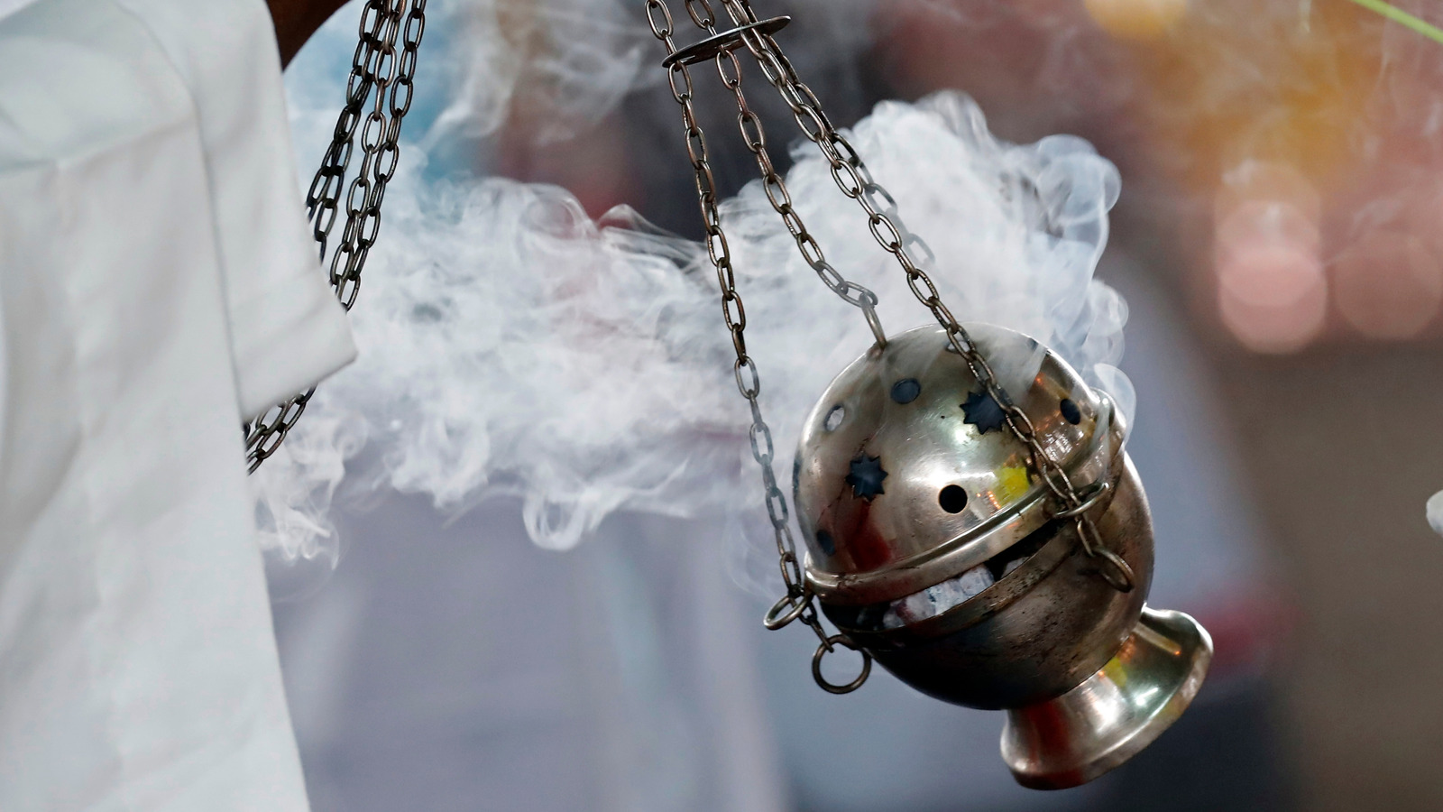 O que isso significa quando um padre balança o incenso em torno de um caixão