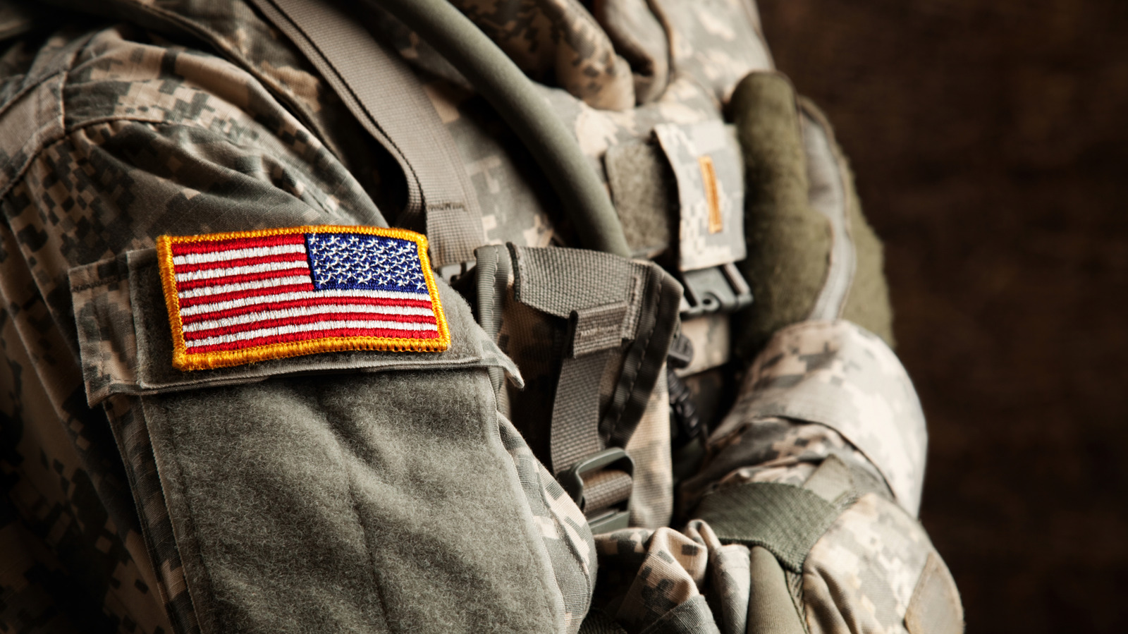 A verdadeira razão pela qual as bandeiras americanas estão atrasadas em uniformes militares