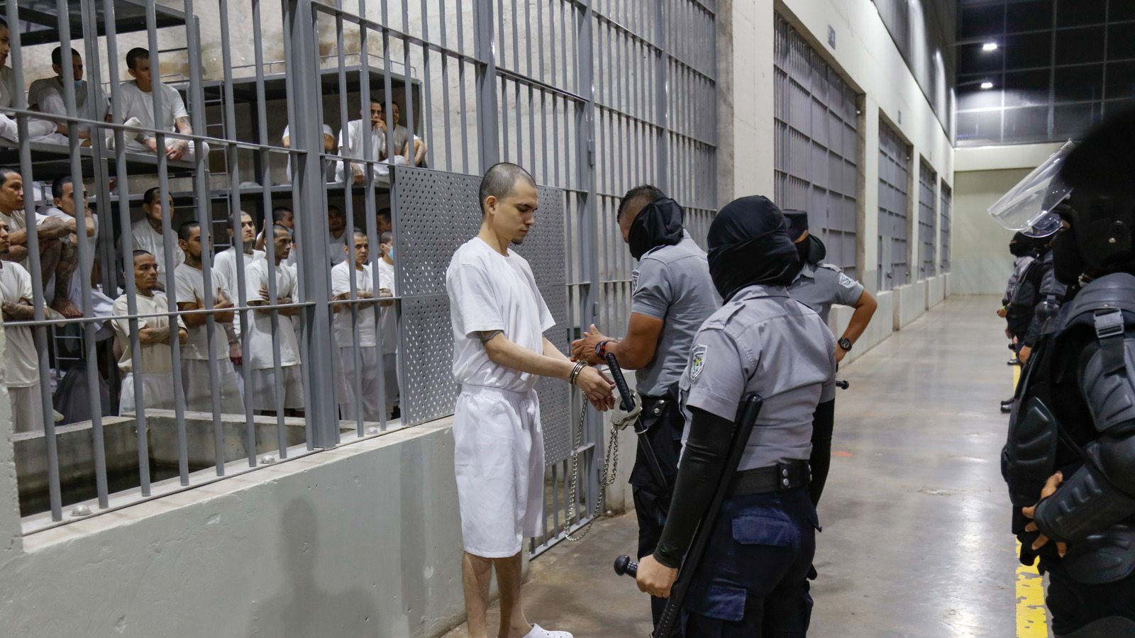 Como é a vida dentro da maior prisão de El Salvador
