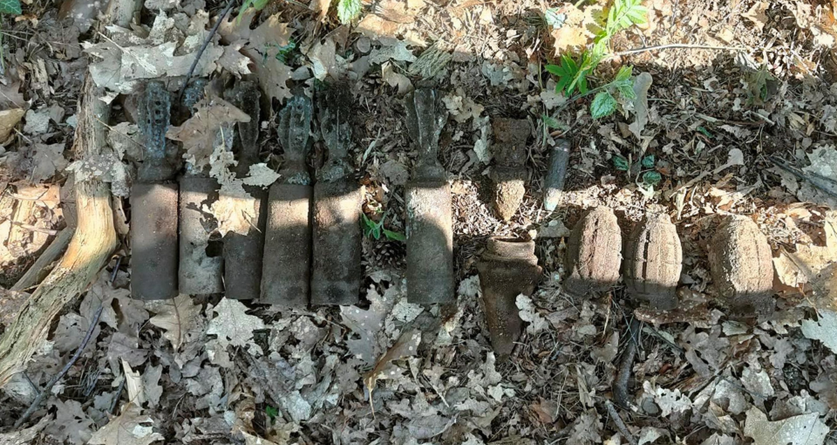Detectoristas de metal descobrem um cache de armas da Segunda Guerra Mundial na Bélgica