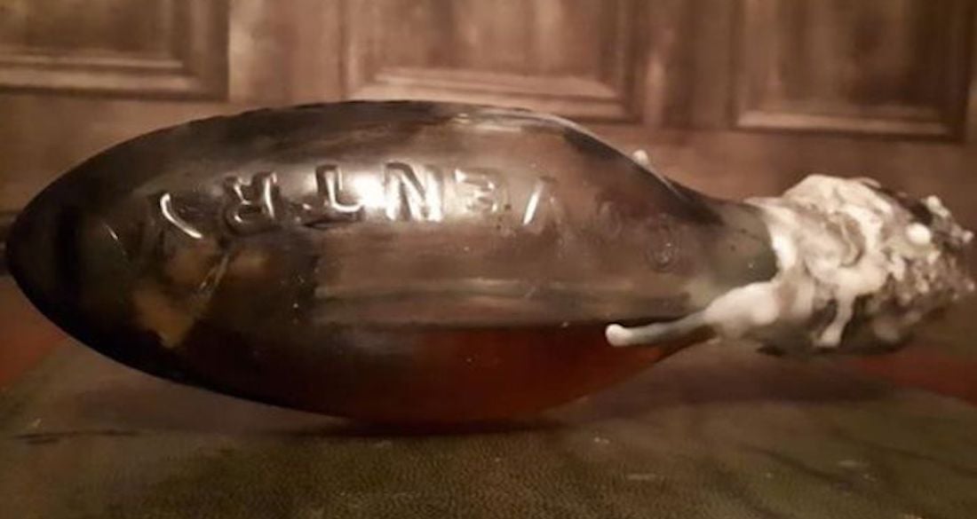 Garrafa contendo líquido anti-witchcraft encontrado na casa de infância de bruxa