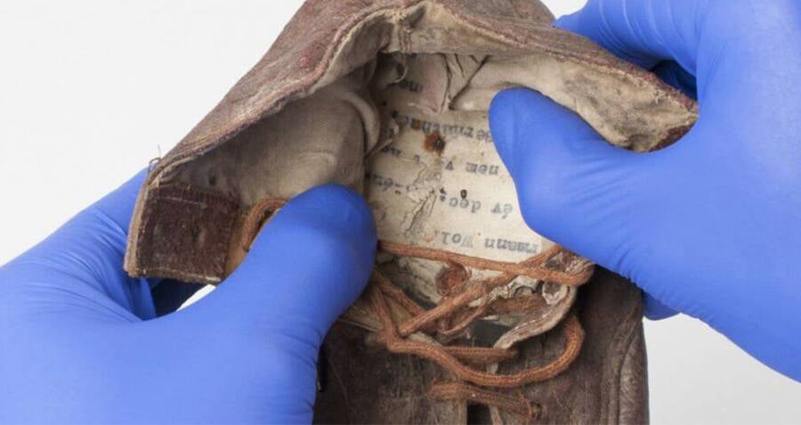 Nota manuscrita encontrada dentro dos sapatos infantis em Auschwitz