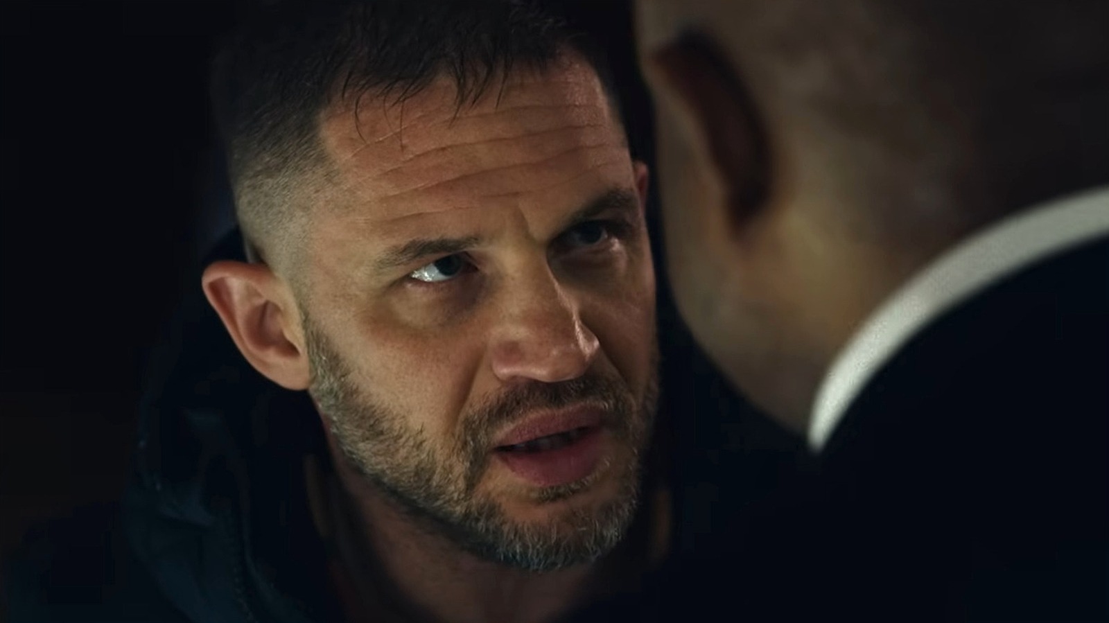 O filme de ação de Tom Hardy não faz jus ao caos prometido do título