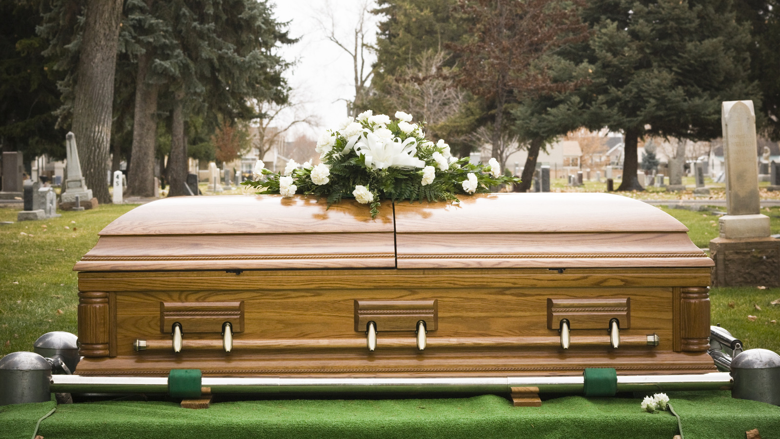 Por que os braços de uma pessoa morta são cruzados quando estão enterrados?