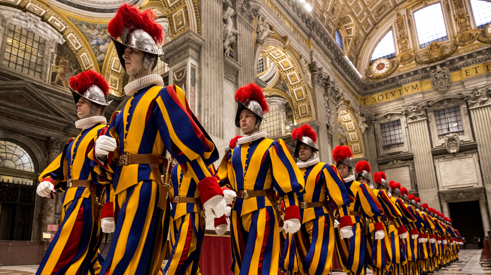 Por que os uniformes para os guardas suíços do Vaticano são tão coloridos