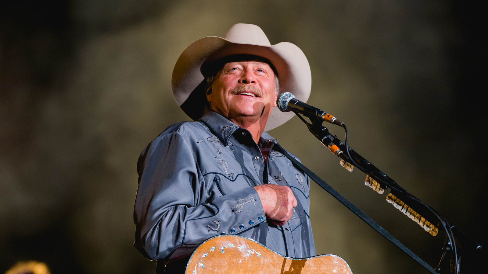 A doença que encerrou a carreira de turnê de Alan Jackson