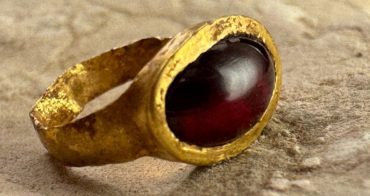 Anel de ouro de 2,300 anos descoberto em Jerusalém
