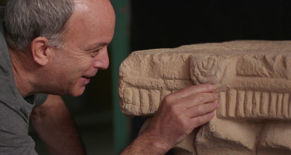 Cabeça de pilar antiga com design de menorah encontrado em Jerusalém