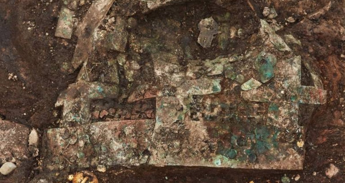 Coroa antiga adornada com asas de besouro encontradas na Coréia do Sul