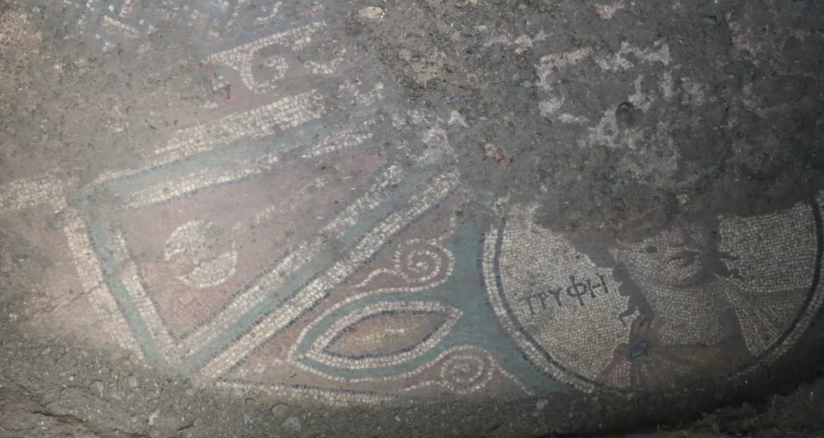 Homens pegos roubando o mosaico romano depois de transmitir ao vivo