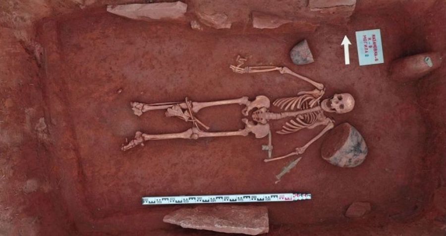 O túmulo siberiano antigo mantém restos de guerreiros e armas citas