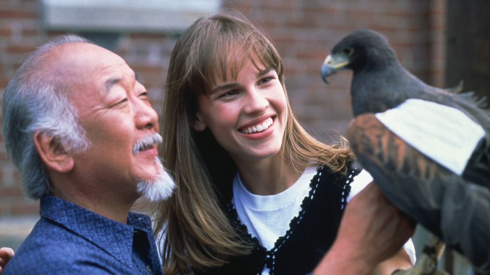 Por que Julie Pierce, de Hilary Swank, nunca apareceu em Cobra Kai