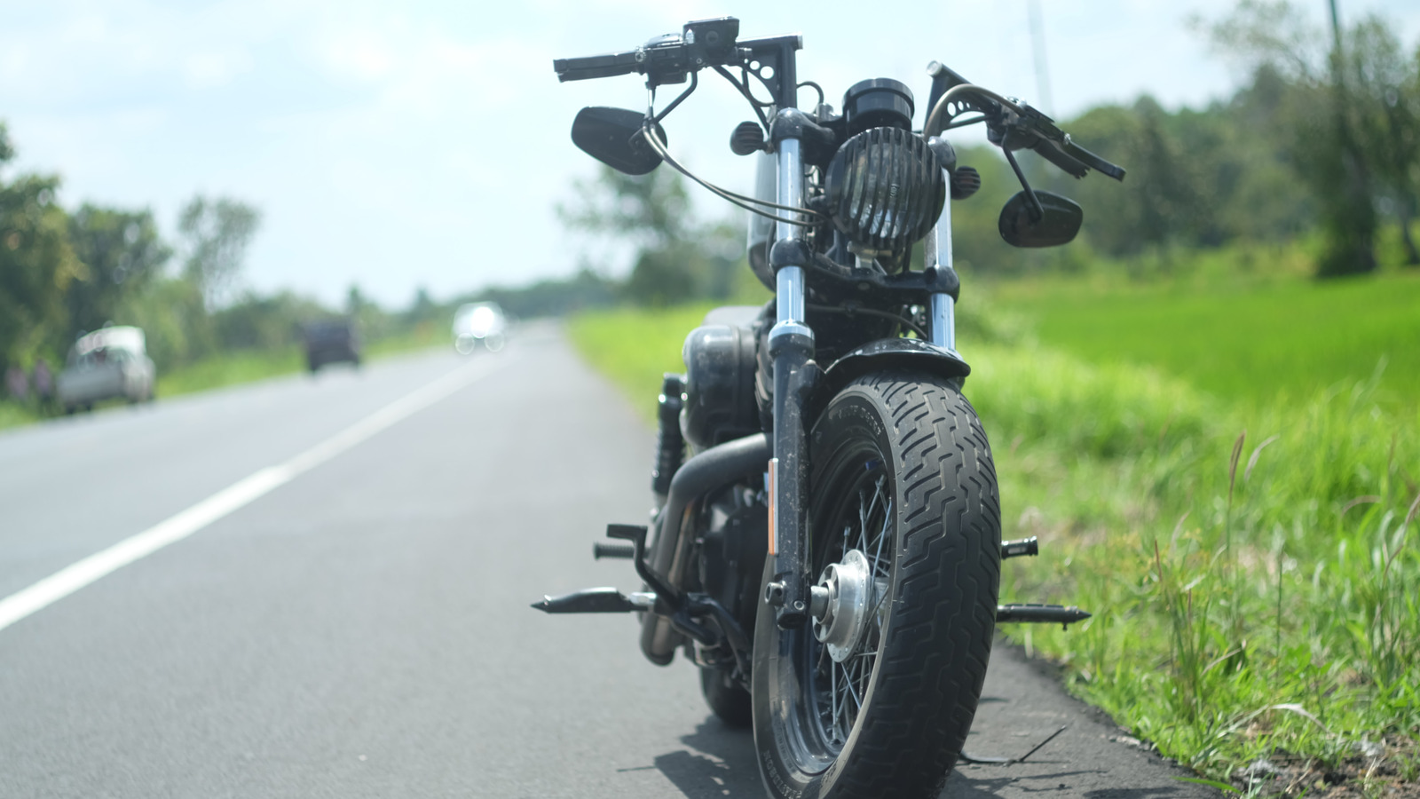 Por que você nunca deve ignorar um capacete no chão atrás de uma motocicleta