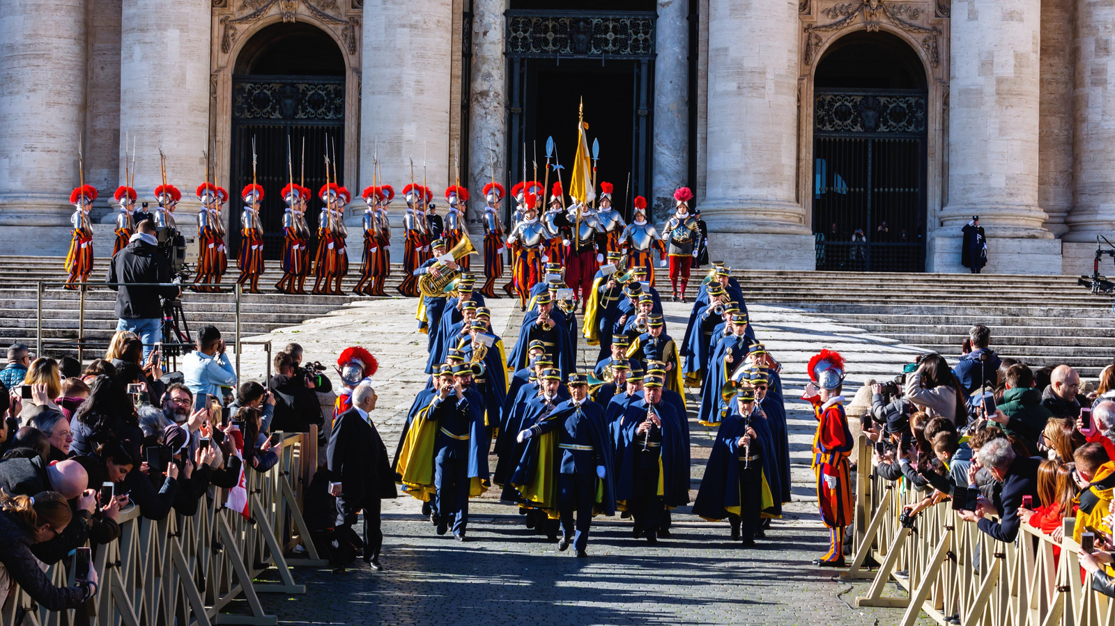 Que música a Guarda Suíça marchou após o conclave?