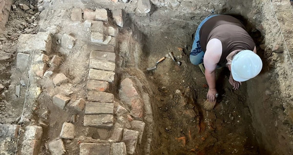 Arqueólogos descobrem a fundação da Escola Williamsburg Bray