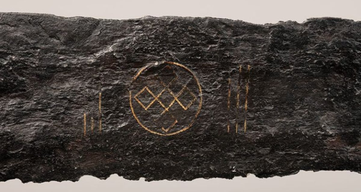Espada medieval com símbolo inscrito encontrado na Holanda