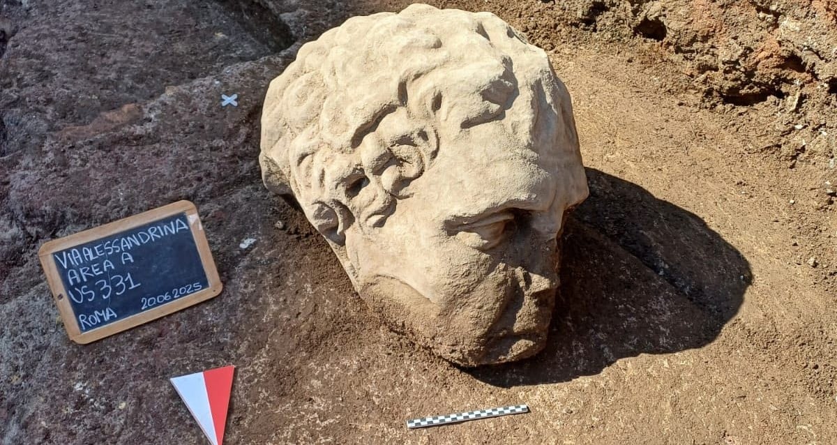 Estátua Giant Head descobriu perto do fórum de Trajan em Roma