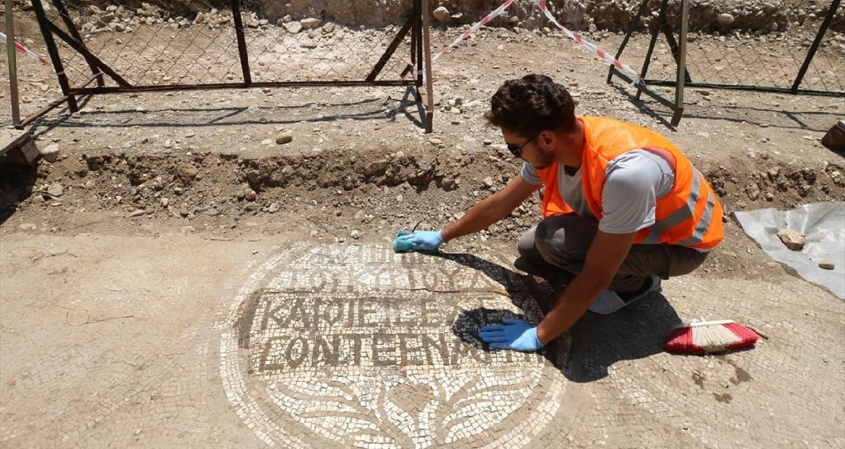 Mensagem em mosaico encontrada na entrada da Igreja Bizantina na Turquia