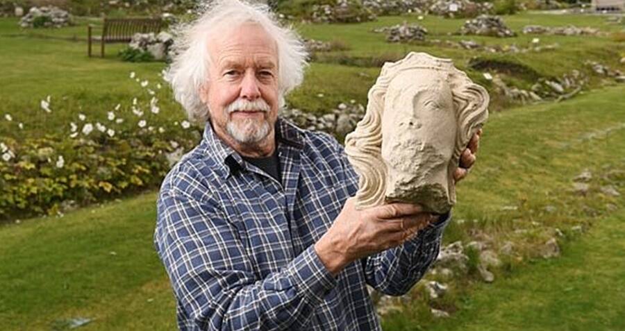 Stone Head que se pensa ser o rei Eduardo II encontrado em Nunnery em ruínas