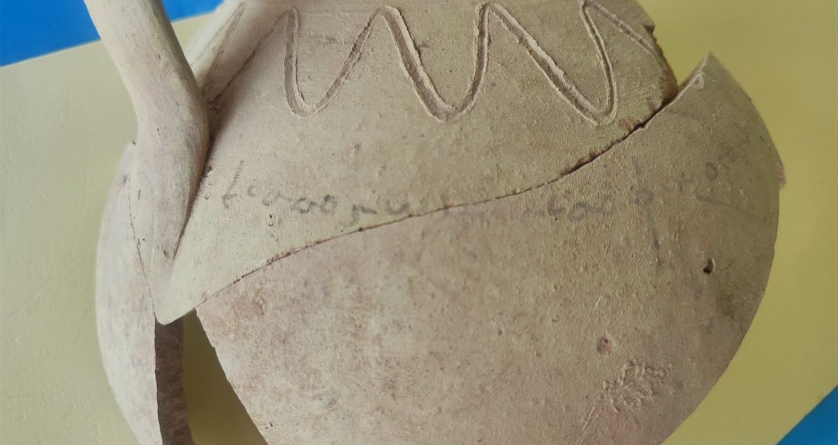 Jarro antigo inscrito com o nome do proprietário encontrado no Tajiquistão
