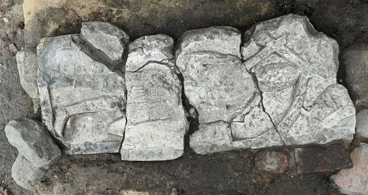 Tombstone representando o cavaleiro medieval descoberto na Polônia