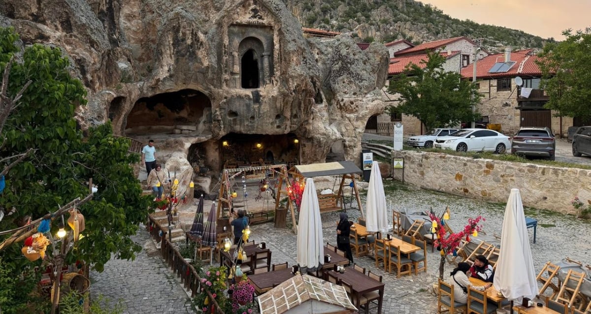 Tumba frígia de 3.000 anos de idade convertida ilegalmente em café