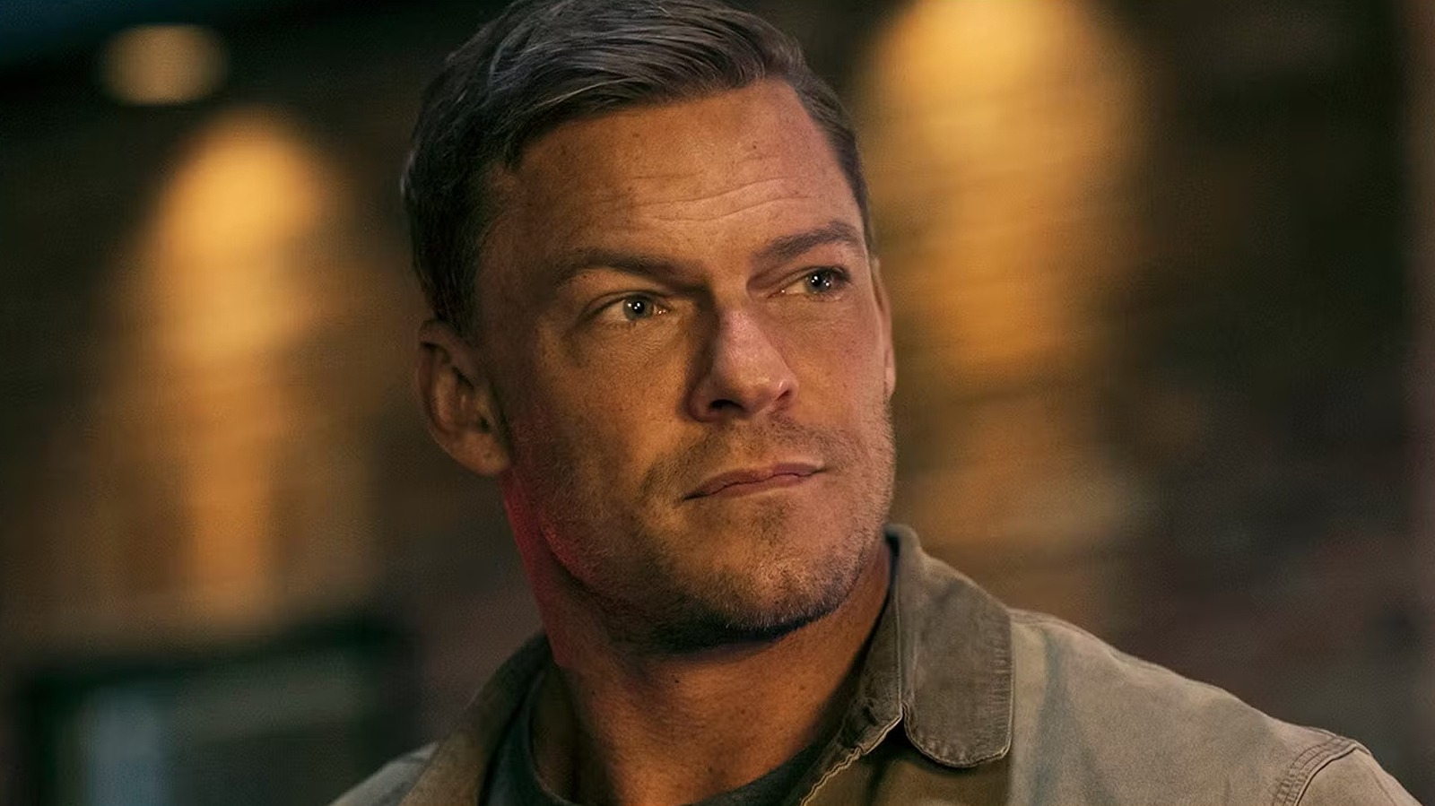 A estrela do Reacher Alan Ritchson provavelmente gostaria que você esquecesse seu primeiro filme