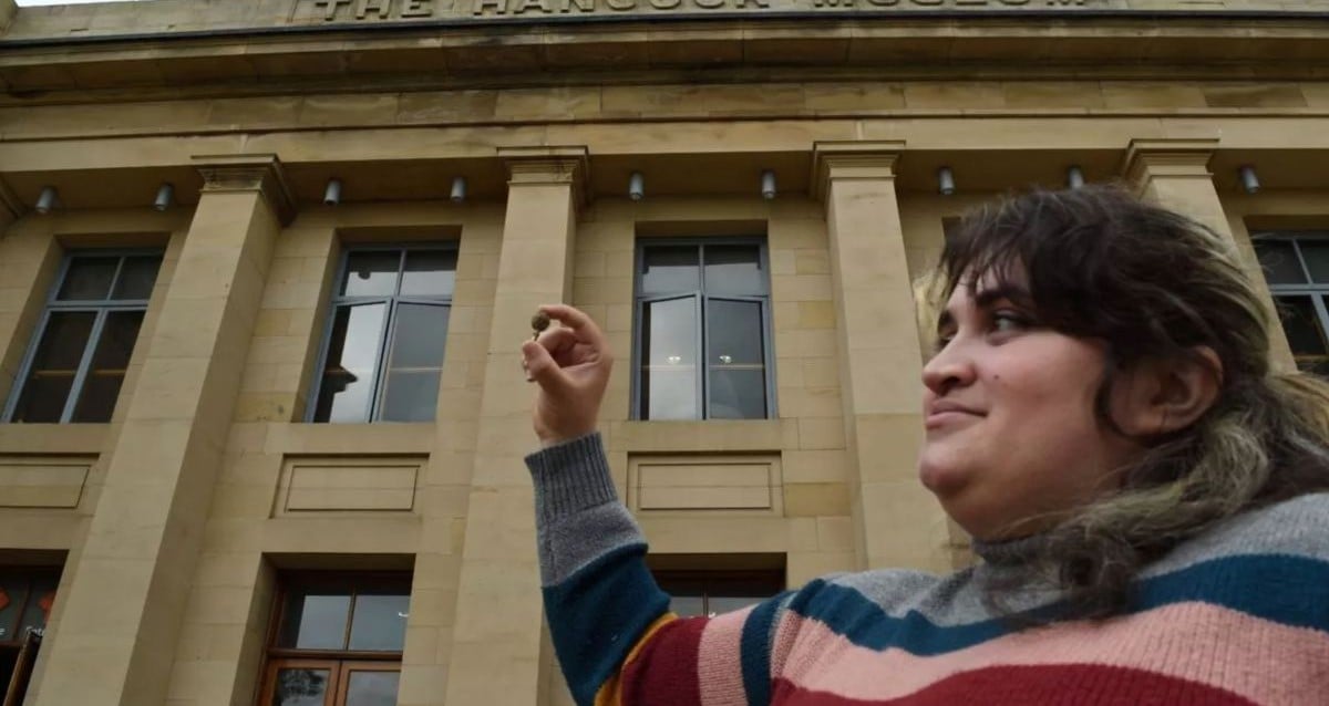 A estudante de arqueologia encontra artefato de ouro medieval em sua primeira escavação