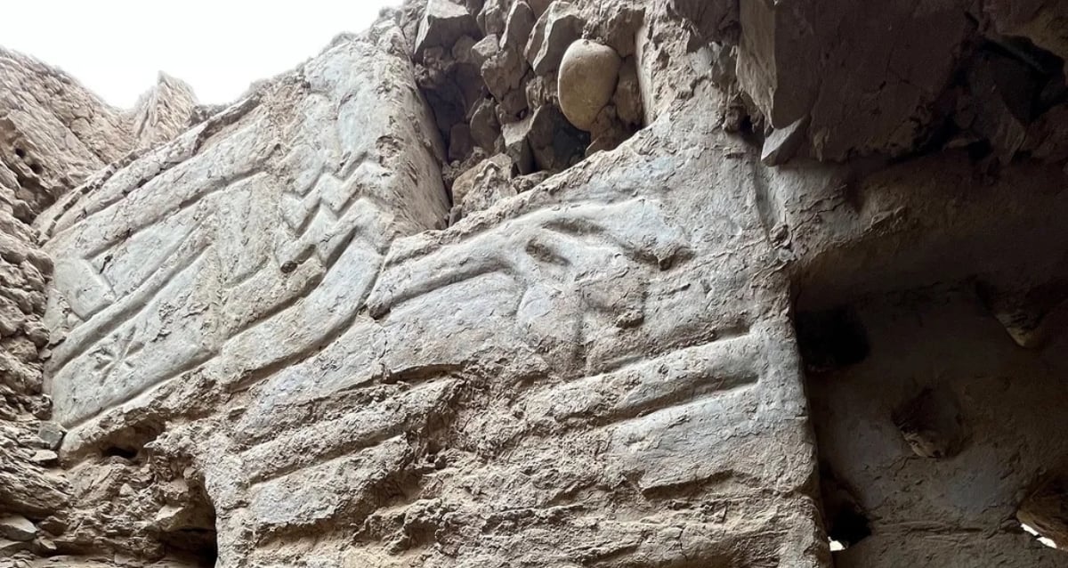 Mural antigo de estrelas e peixes desenterrados no Peru