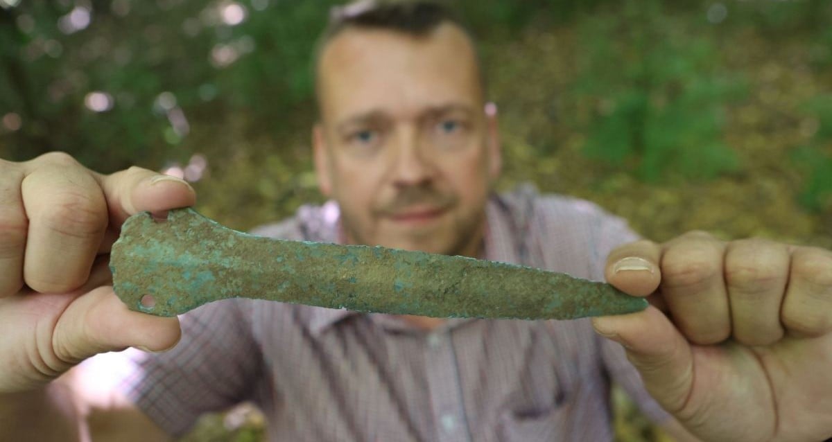 O alemão encontra a adaga de 3.500 anos enquanto sai para uma caminhada