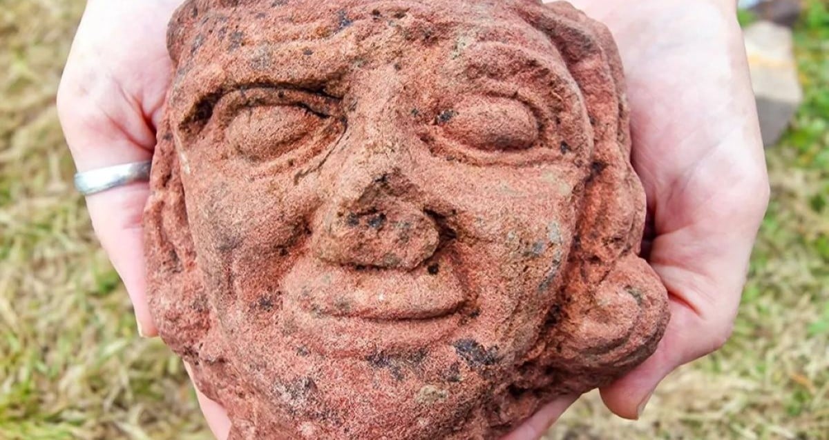 O estudante de arqueologia encontra a cabeça de pedra de 900 anos na Escócia