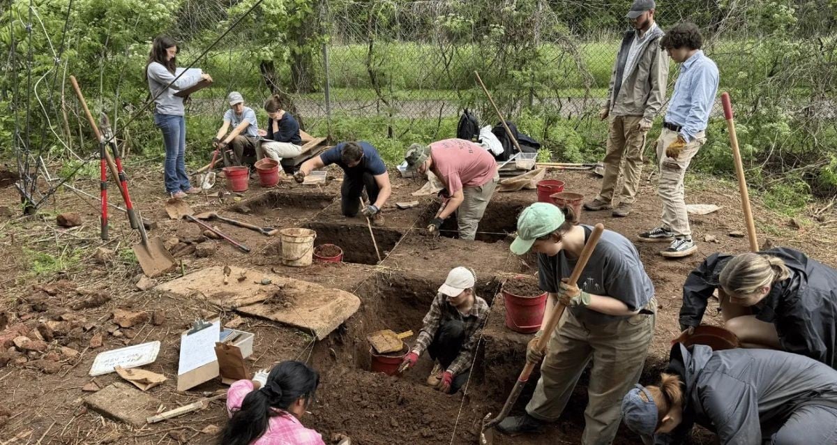 Os alunos descobrem fundação da casa do Missouri, da década de 1830